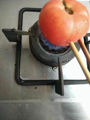 西红柿放火上烧一下，去皮。懒人的办法奥