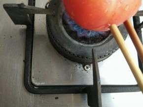 西红柿放火上烧一下，去皮。懒人的办法奥