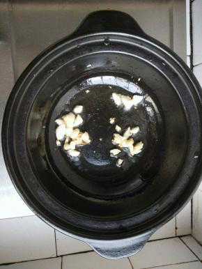 放蒜末炒制焦黄色