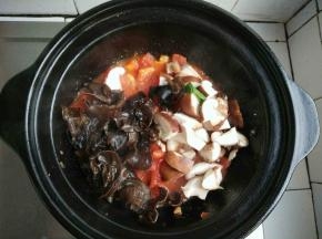 放入黑木耳，香菇丁