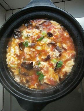 一锅营养丰富的西红柿鸡蛋汤好了！