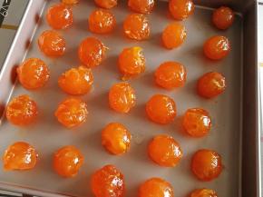 咸蛋黄用玉米油浸泡一晚。