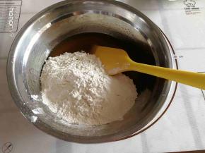 放入中粉搅拌均匀。