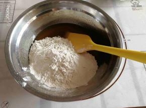 放入中粉搅拌均匀。