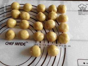 揉成25克一个的圆形，盖保鲜膜，以免制作过程中饼皮干裂。