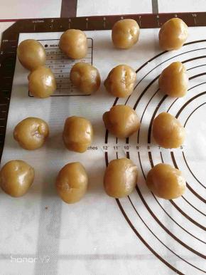 莲蓉分成38克一个的圆形。