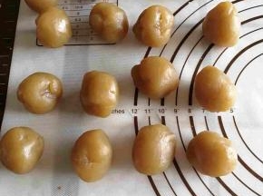 莲蓉分成38克一个的圆形。