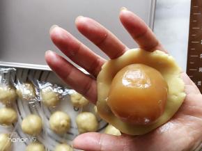 然后再包入饼皮里面。