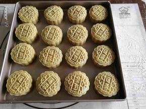 月饼模具里面弄适量的粉，然后将面团放入月饼模具压制，然后放入烤盘里面，烤箱200 度预热10分钟。