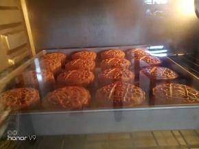 烤箱200度烤8~10分钟，有硬皮即可。