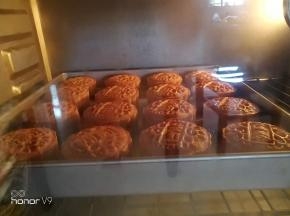 烤箱200度烤8~10分钟，有硬皮即可。