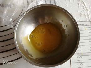 蛋黄液打散备用。