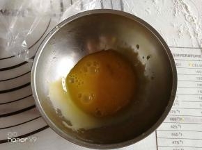 蛋黄液打散备用。