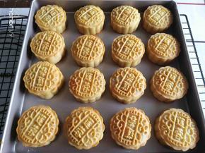 轻轻的将蛋黄液刷在饼皮上面，记得用羊毛刷刷蛋黄液哦。