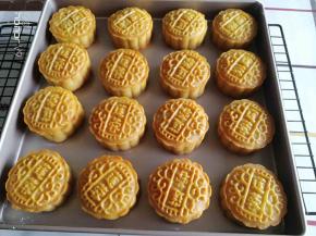 然后再用180度烤15~20分钟，上色即可，放烤盘里面回油，两天左右就可以食用，尽量在一个星期左右食用完。