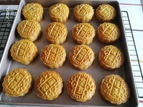 然后再用180度烤15~20分钟，上色即可，放烤盘里面回油，两天左右就可以食用，尽量在一个星期左右食用完。