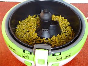 锅中放一点油，放入切好的酸豆角；