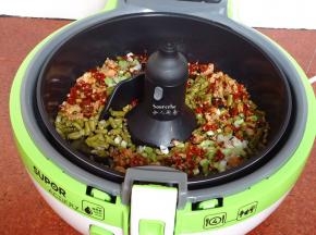 酸豆角的水份炒干，加入肉末、干辣椒、葱白；