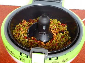 撒上葱，炒拌均即可；