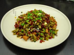 开胃菜来了，酸豆角炒肉末