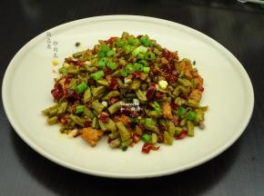 开胃菜来了，酸豆角炒肉末