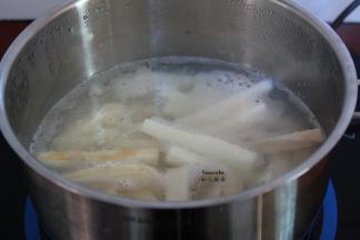 清水煮沸，放入放入莲藕、山药汆烫3分钟，捞出沥干水；