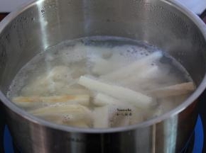清水煮沸，放入放入莲藕、山药汆烫3分钟，捞出沥干水；