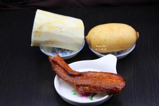 准备食材：叉烧、莲藕、山药去皮洗净；PS：去皮记得戴手套。
