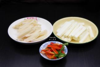 莲藕去皮洗净，切长条，山药同样切大小和莲藕一样的长条，红辣椒青辣椒同样切长条；