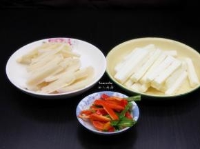莲藕去皮洗净，切长条，山药同样切大小和莲藕一样的长条，红辣椒青辣椒同样切长条；