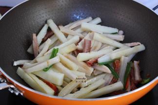 把沥干水的山药、莲藕、酱油一起放入翻炒；