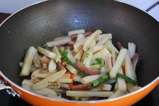 糖、盐、生粉勾芡，大火翻炒均匀，加入香葱即可。