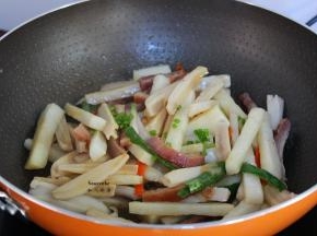 糖、盐、生粉勾芡，大火翻炒均匀，加入香葱即可。