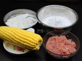 准备食材：澄粉、玉米淀粉、猪瘦肉、玉米、胡萝卜、香菇、大葱等。