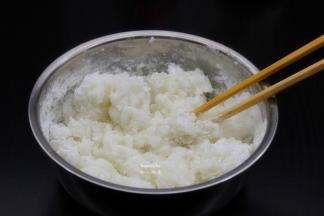 澄粉、玉米淀粉拌均，加入适量沸水拌均至透明状；