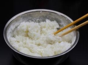 澄粉、玉米淀粉拌均，加入适量沸水拌均至透明状；