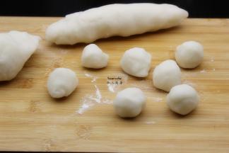 揉成长条，分成小团；