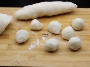 揉成长条，分成小团；