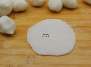 把小团擀薄成饺子皮；