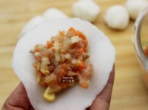 适量的饺子馅放入饺子皮中；