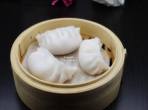 包自己喜欢的饺子形状，放入蒸笼中；