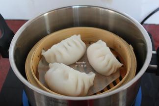 清水煮沸，放入蒸笼，盖上盖子，蒸12分钟；