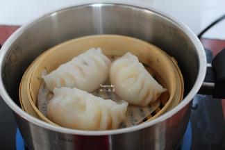 蒸好的饺子晶莹剔透。香甜可口。