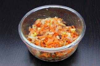 猪肉剁碎、玉米取粒、胡萝卜剁碎、香菇剁碎、大蒜剁碎；放生姜、生抽、盐、花生油、生粉拌均；