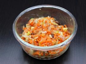 猪肉剁碎、玉米取粒、胡萝卜剁碎、香菇剁碎、大蒜剁碎；放生姜、生抽、盐、花生油、生粉拌均；