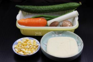 准备食材：客家豆腐、玉米粒、胡萝卜、香菇、大蒜、青瓜、红辣椒、青辣椒。