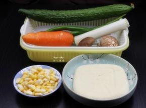 准备食材：客家豆腐、玉米粒、胡萝卜、香菇、大蒜、青瓜、红辣椒、青辣椒。