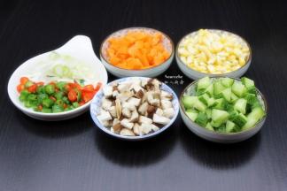 把胡萝卜、香菇、大蒜、青瓜、红辣椒、青辣椒，洗净切成玉米粒大小