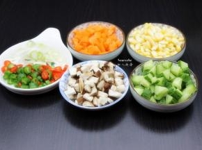 把胡萝卜、香菇、大蒜、青瓜、红辣椒、青辣椒，洗净切成玉米粒大小