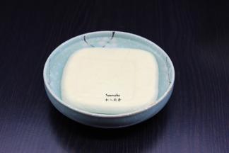 用盐水浸泡一下豆腐，把豆腐拿在手上切成薄大块，